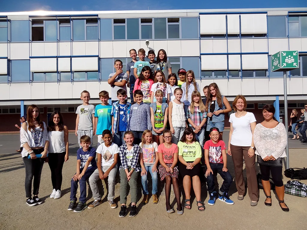 Klassenfoto einer neuen fünften Klasse mit Klassenleitungen.